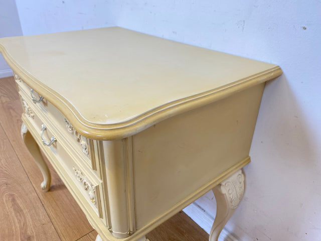 Wunderschöner weißer Chippendale Nachttisch mit Schubladen und Messinggriffen I Nachtkommode Nachtschrank Nachtschränkchen Kommode Beistelltisch Vintage Barock I