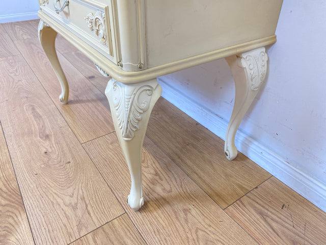Wunderschöner weißer Chippendale Nachttisch mit Schubladen und Messinggriffen I Nachtkommode Nachtschrank Nachtschränkchen Kommode Beistelltisch Vintage Barock I