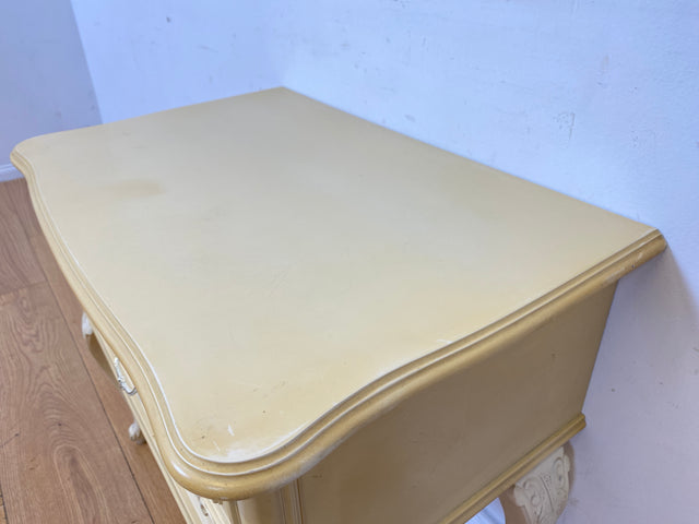 Wunderschöner weißer Chippendale Nachttisch mit Schubladen und Messinggriffen I Nachtkommode Nachtschrank Nachtschränkchen Kommode Beistelltisch Vintage Barock I