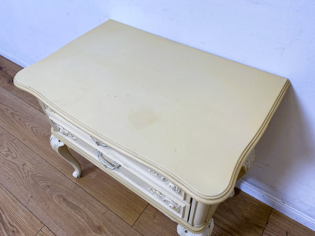 Wunderschöner weißer Chippendale Nachttisch mit Schubladen und Messinggriffen I Nachtkommode Nachtschrank Nachtschränkchen Kommode Beistelltisch Vintage Barock I