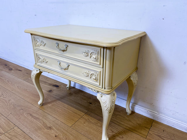 Wunderschöner weißer Chippendale Nachttisch mit Schubladen und Messinggriffen I Nachtkommode Nachtschrank Nachtschränkchen Kommode Beistelltisch Vintage Barock I