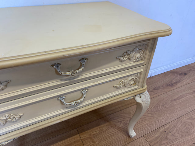 Wunderschöner weißer Chippendale Nachttisch mit Schubladen und Messinggriffen I Nachtkommode Nachtschrank Nachtschränkchen Kommode Beistelltisch Vintage Barock I