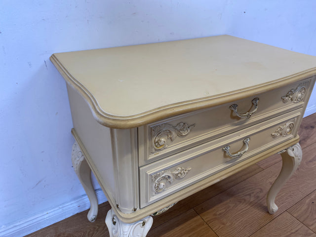 Wunderschöner weißer Chippendale Nachttisch mit Schubladen und Messinggriffen I Nachtkommode Nachtschrank Nachtschränkchen Kommode Beistelltisch Vintage Barock I