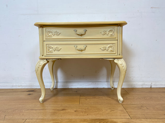 Wunderschöner weißer Chippendale Nachttisch mit Schubladen und Messinggriffen I Nachtkommode Nachtschrank Nachtschränkchen Kommode Beistelltisch Vintage Barock I