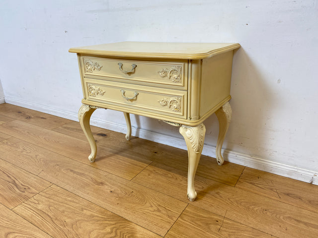 Wunderschöner weißer Chippendale Nachttisch mit Schubladen und Messinggriffen I Nachtkommode Nachtschrank Nachtschränkchen Kommode Beistelltisch Vintage Barock I