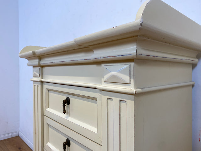 Sehr schöner weißer Vintage Schrank im antiken Stil mit Schubladen und Messinggriffen I Kommode Flurkommode Garderobe Wäschekommode Schuhkommode Schuhschrank Garderobe I