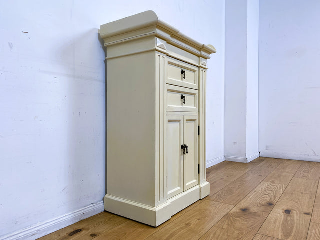 Sehr schöner weißer Vintage Schrank im antiken Stil mit Schubladen und Messinggriffen I Kommode Flurkommode Garderobe Wäschekommode Schuhkommode Schuhschrank Garderobe I