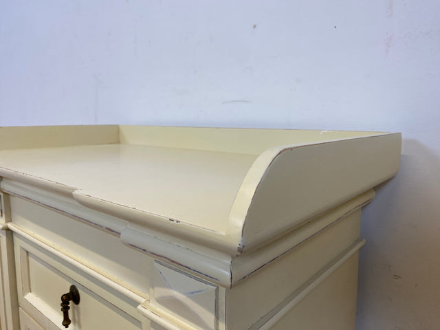 Sehr schöner weißer Vintage Schrank im antiken Stil mit Schubladen und Messinggriffen I Kommode Flurkommode Garderobe Wäschekommode Schuhkommode Schuhschrank Garderobe I