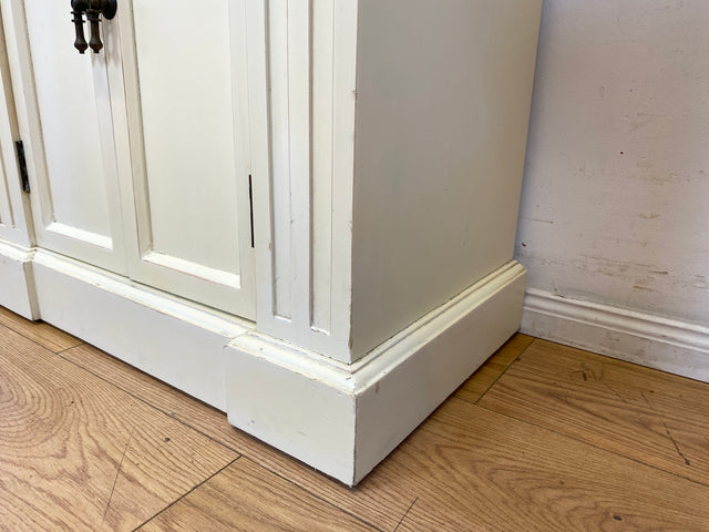 Sehr schöner weißer Vintage Schrank im antiken Stil mit Schubladen und Messinggriffen I Kommode Flurkommode Garderobe Wäschekommode Schuhkommode Schuhschrank Garderobe I