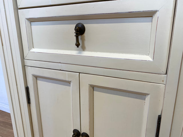 Sehr schöner weißer Vintage Schrank im antiken Stil mit Schubladen und Messinggriffen I Kommode Flurkommode Garderobe Wäschekommode Schuhkommode Schuhschrank Garderobe I