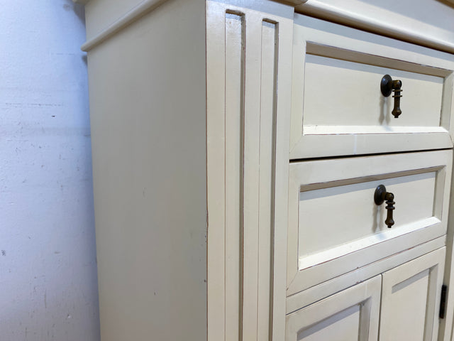 Sehr schöner weißer Vintage Schrank im antiken Stil mit Schubladen und Messinggriffen I Kommode Flurkommode Garderobe Wäschekommode Schuhkommode Schuhschrank Garderobe I