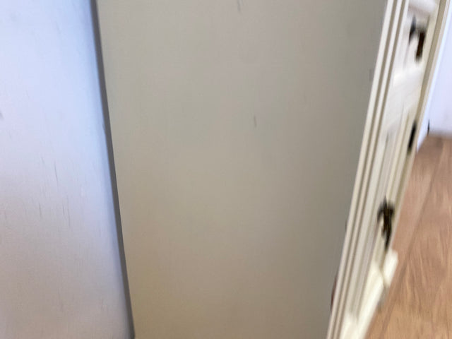 Sehr schöner weißer Vintage Schrank im antiken Stil mit Schubladen und Messinggriffen I Kommode Flurkommode Garderobe Wäschekommode Schuhkommode Schuhschrank Garderobe I