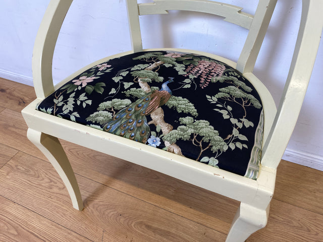 Formschöner und stabiler weißer antiker Armlehnstuhl mit wunderschönem Pfauenstoff I Stuhl Sessel Armchair Schreibtischstuhl Lesestuhl Lesesessel Jugendstil Vintage I
