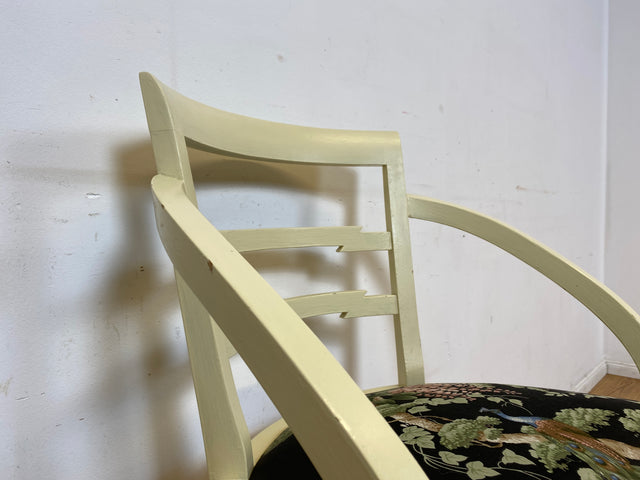 Formschöner und stabiler weißer antiker Armlehnstuhl mit wunderschönem Pfauenstoff I Stuhl Sessel Armchair Schreibtischstuhl Lesestuhl Lesesessel Jugendstil Vintage I