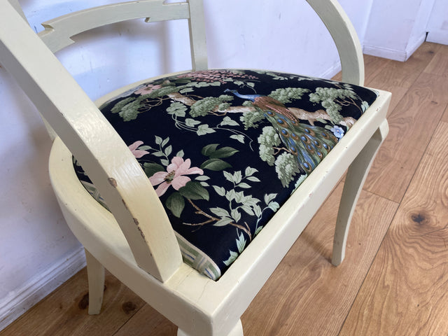 Formschöner und stabiler weißer antiker Armlehnstuhl mit wunderschönem Pfauenstoff I Stuhl Sessel Armchair Schreibtischstuhl Lesestuhl Lesesessel Jugendstil Vintage I