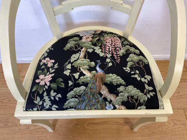Formschöner und stabiler weißer antiker Armlehnstuhl mit wunderschönem Pfauenstoff I Stuhl Sessel Armchair Schreibtischstuhl Lesestuhl Lesesessel Jugendstil Vintage I