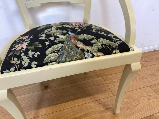Formschöner und stabiler weißer antiker Armlehnstuhl mit wunderschönem Pfauenstoff I Stuhl Sessel Armchair Schreibtischstuhl Lesestuhl Lesesessel Jugendstil Vintage I