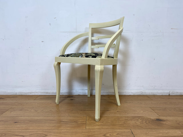 Formschöner und stabiler weißer antiker Armlehnstuhl mit wunderschönem Pfauenstoff I Stuhl Sessel Armchair Schreibtischstuhl Lesestuhl Lesesessel Jugendstil Vintage I