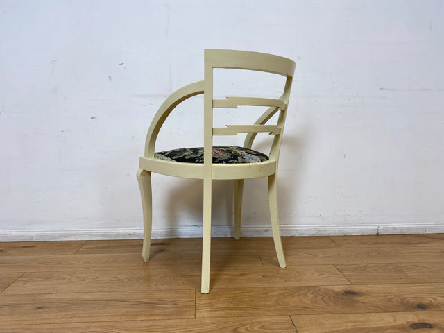 Formschöner und stabiler weißer antiker Armlehnstuhl mit wunderschönem Pfauenstoff I Stuhl Sessel Armchair Schreibtischstuhl Lesestuhl Lesesessel Jugendstil Vintage I