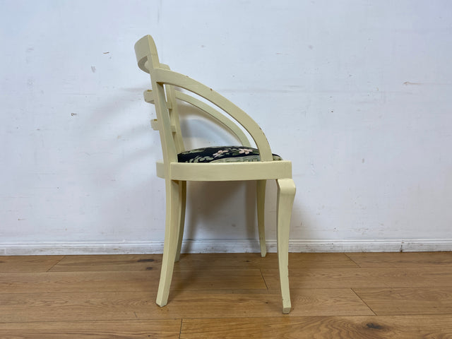 Formschöner und stabiler weißer antiker Armlehnstuhl mit wunderschönem Pfauenstoff I Stuhl Sessel Armchair Schreibtischstuhl Lesestuhl Lesesessel Jugendstil Vintage I