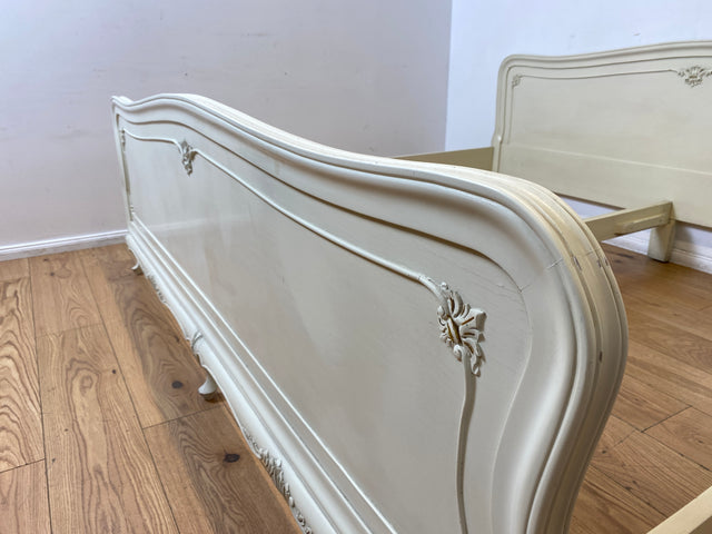 WMK I Formschönes handverziertes weißes 50er Jahre Chippendale Doppelbett für 200x195 oder 2x 100x195 cm Matratzen