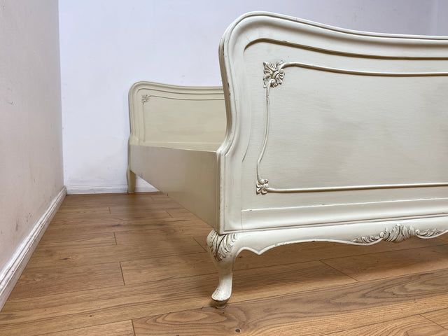 WMK I Formschönes handverziertes weißes 50er Jahre Chippendale Doppelbett für 200x195 oder 2x 100x195 cm Matratzen