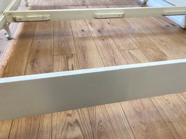 WMK I Formschönes handverziertes weißes 50er Jahre Chippendale Doppelbett für 200x195 oder 2x 100x195 cm Matratzen