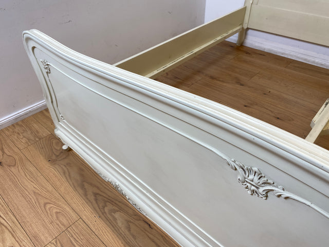 WMK I Formschönes handverziertes weißes 50er Jahre Chippendale Doppelbett für 200x195 oder 2x 100x195 cm Matratzen