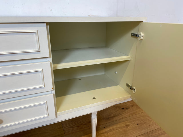 Sehr schönes weißes 70er Jahre Sideboard mit Schubladen & hübschen Originalgriffen I Kommode Anrichte Schrank TV Lowboard Bank Fernsehkommode Wäschekommode Retro Vintage I