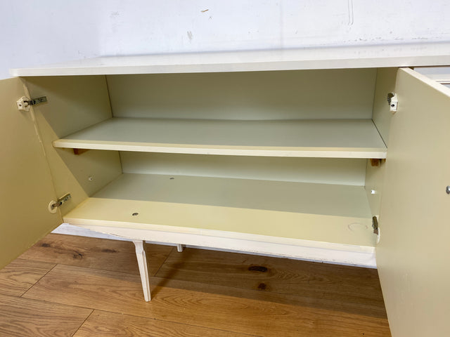 Sehr schönes weißes 70er Jahre Sideboard mit Schubladen & hübschen Originalgriffen I Kommode Anrichte Schrank TV Lowboard Bank Fernsehkommode Wäschekommode Retro Vintage I