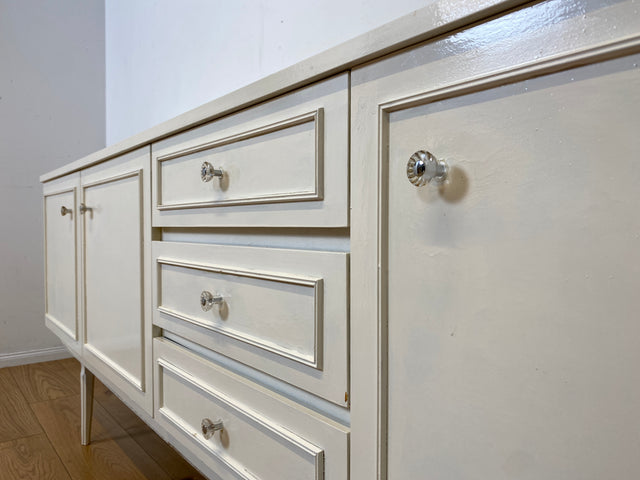 Sehr schönes weißes 70er Jahre Sideboard mit Schubladen & hübschen Originalgriffen I Kommode Anrichte Schrank TV Lowboard Bank Fernsehkommode Wäschekommode Retro Vintage I