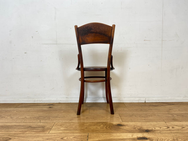 Wunderbarer antiker Bugholzstuhl von Fischel , früher Thonet ,  für Wien & Niemes Böhmen mit geprägten Ornamenten
