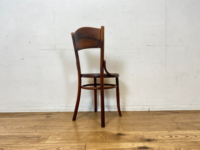 Wunderbarer antiker Bugholzstuhl von Fischel , früher Thonet ,  für Wien & Niemes Böhmen mit geprägten Ornamenten