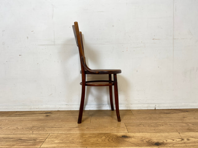 Wunderbarer antiker Bugholzstuhl von Fischel , früher Thonet ,  für Wien & Niemes Böhmen mit geprägten Ornamenten