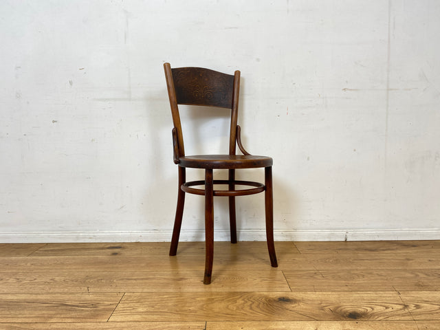 Wunderbarer antiker Bugholzstuhl von Fischel , früher Thonet ,  für Wien & Niemes Böhmen mit geprägten Ornamenten