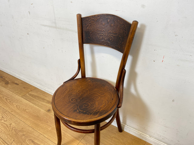 Wunderbarer antiker Bugholzstuhl von Fischel , früher Thonet ,  für Wien & Niemes Böhmen mit geprägten Ornamenten