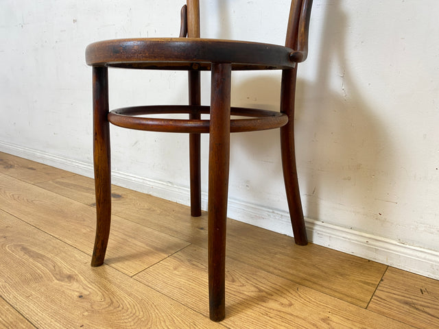 Wunderbarer antiker Bugholzstuhl von Fischel , früher Thonet ,  für Wien & Niemes Böhmen mit geprägten Ornamenten