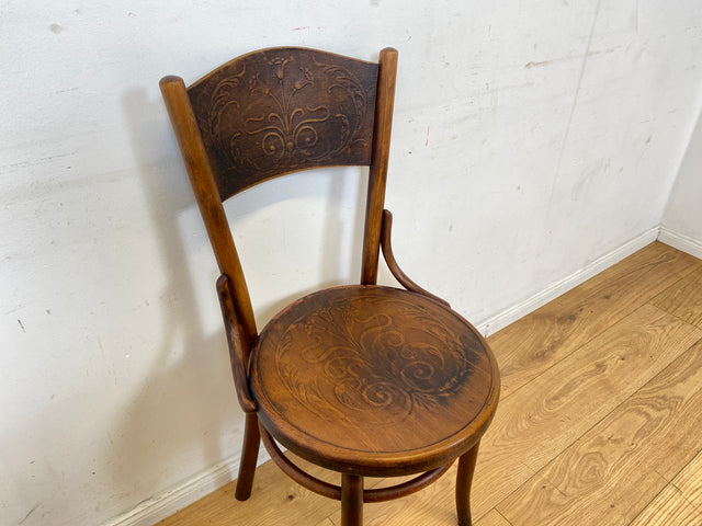Wunderbarer antiker Bugholzstuhl von Fischel , früher Thonet ,  für Wien & Niemes Böhmen mit geprägten Ornamenten