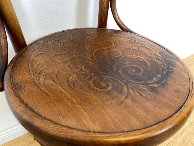 Wunderbarer antiker Bugholzstuhl von Fischel , früher Thonet ,  für Wien & Niemes Böhmen mit geprägten Ornamenten