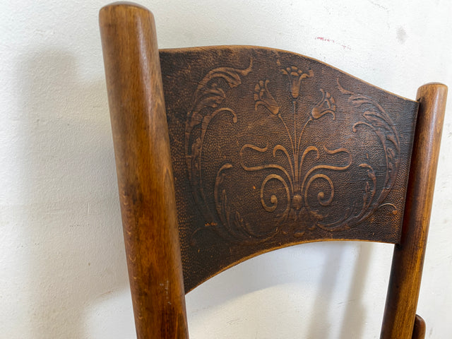 Wunderbarer antiker Bugholzstuhl von Fischel , früher Thonet ,  für Wien & Niemes Böhmen mit geprägten Ornamenten