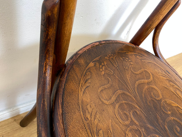 Wunderbarer antiker Bugholzstuhl von Fischel , früher Thonet ,  für Wien & Niemes Böhmen mit geprägten Ornamenten