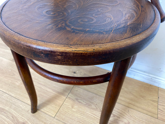 Wunderbarer antiker Bugholzstuhl von Fischel , früher Thonet ,  für Wien & Niemes Böhmen mit geprägten Ornamenten