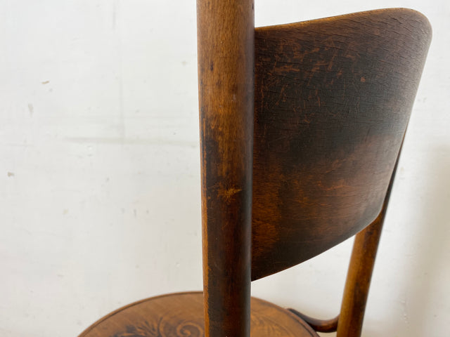 Wunderbarer antiker Bugholzstuhl von Fischel , früher Thonet ,  für Wien & Niemes Böhmen mit geprägten Ornamenten
