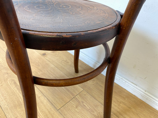 Wunderbarer antiker Bugholzstuhl von Fischel , früher Thonet ,  für Wien & Niemes Böhmen mit geprägten Ornamenten