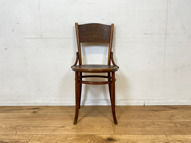 Wunderbarer antiker Bugholzstuhl von Fischel , früher Thonet ,  für Wien & Niemes Böhmen mit geprägten Ornamenten