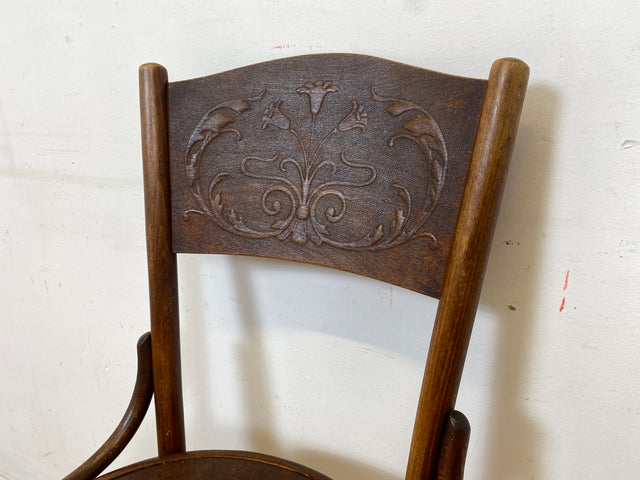 Wunderbarer antiker Bugholzstuhl von Fischel , früher Thonet ,  für Wien & Niemes Böhmen mit geprägten Ornamenten