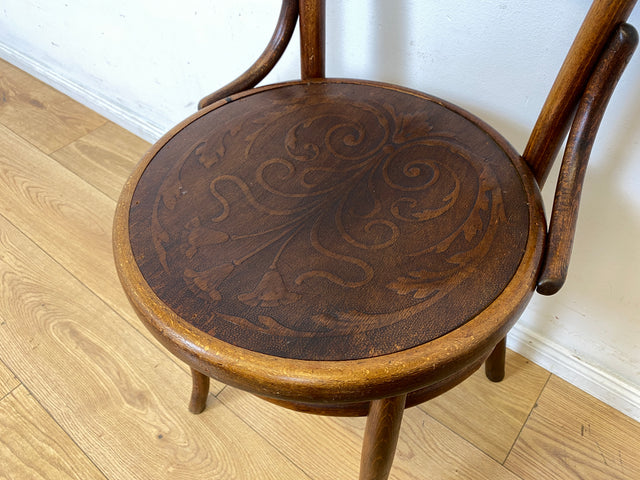 Wunderbarer antiker Bugholzstuhl von Fischel , früher Thonet ,  für Wien & Niemes Böhmen mit geprägten Ornamenten