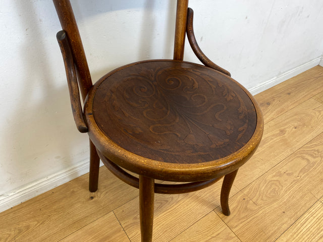 Wunderbarer antiker Bugholzstuhl von Fischel , früher Thonet ,  für Wien & Niemes Böhmen mit geprägten Ornamenten