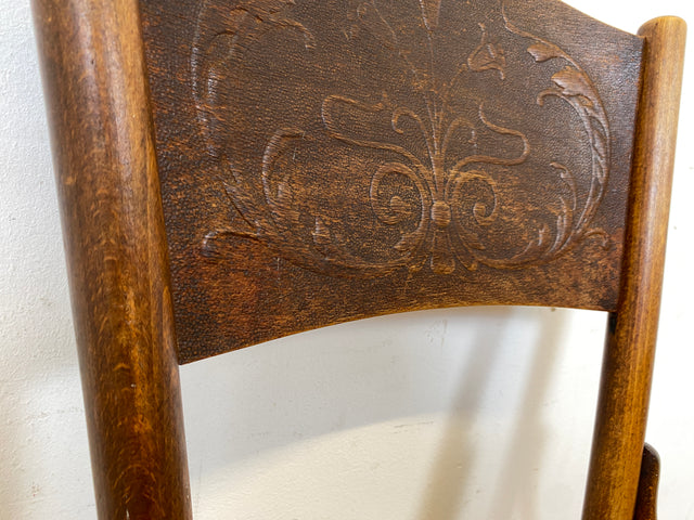 Wunderbarer antiker Bugholzstuhl von Fischel , früher Thonet ,  für Wien & Niemes Böhmen mit geprägten Ornamenten