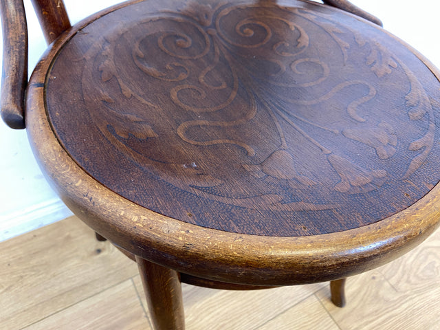 Wunderbarer antiker Bugholzstuhl von Fischel , früher Thonet ,  für Wien & Niemes Böhmen mit geprägten Ornamenten